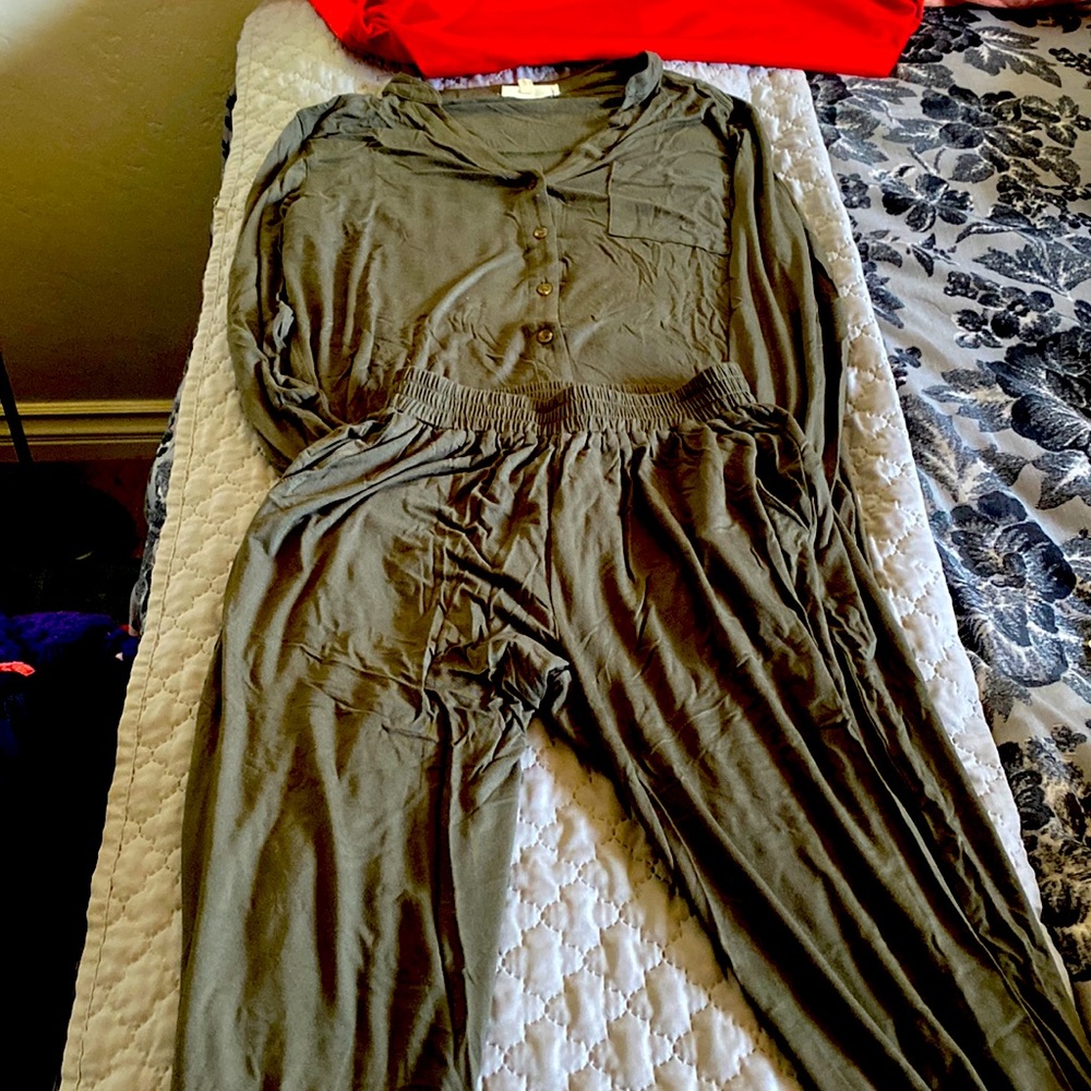 Lounge Set In Green Super Comfy And Soft - image 1